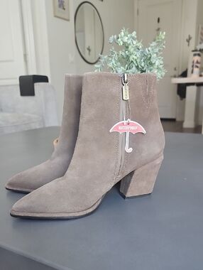 Brand new Blondo waterproof taupe Booties size 8